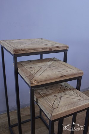 Mesa lateral de ferro com o tampo de madeira 3